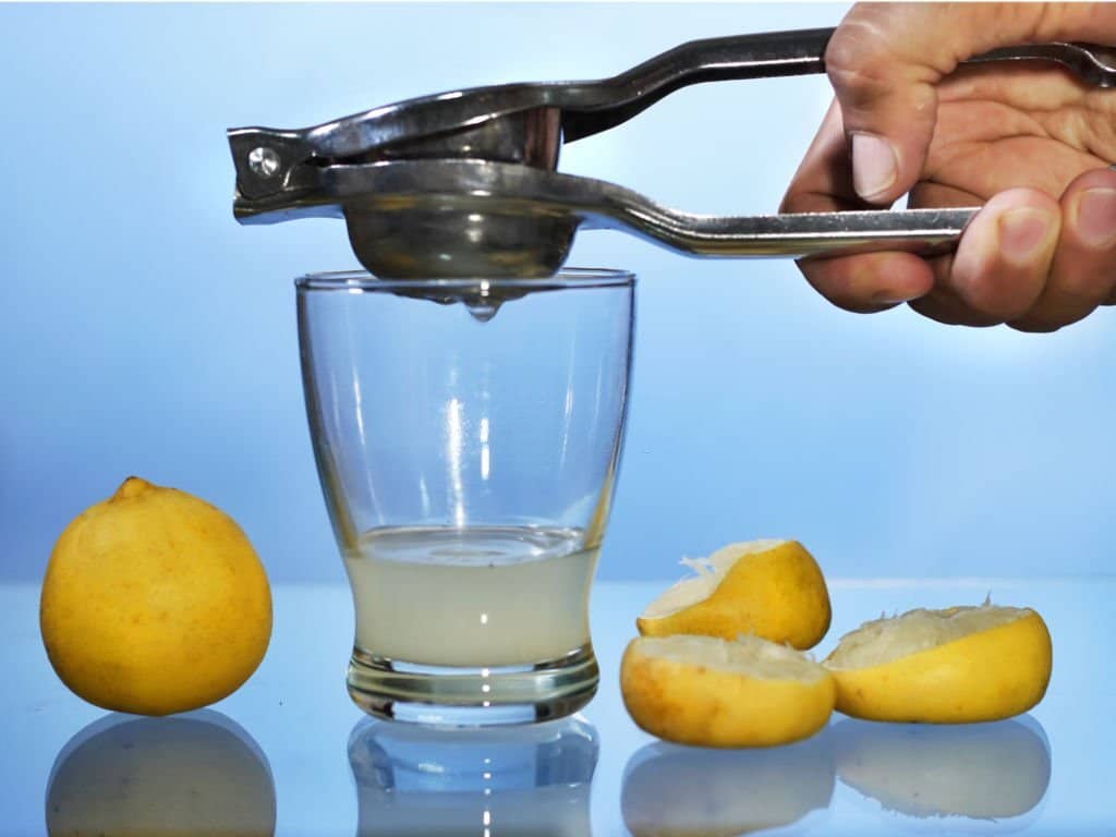 lemon juice making